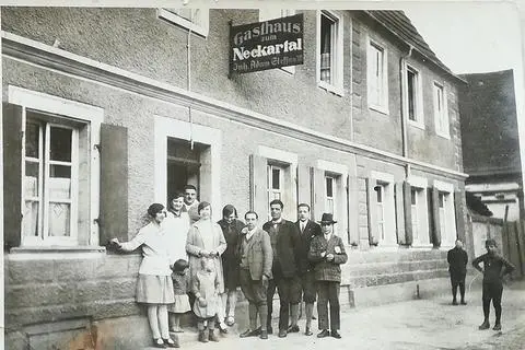 Das Bild aus dem Jahr 1930 zeigt vor dem Eingang zur Gaststätte eine Gruppe mit Adam Steffan XIII., seiner Frau Barbara geb. Moos und ihre Tochter Herta Katharina. Repro: Helmut Kaupe 