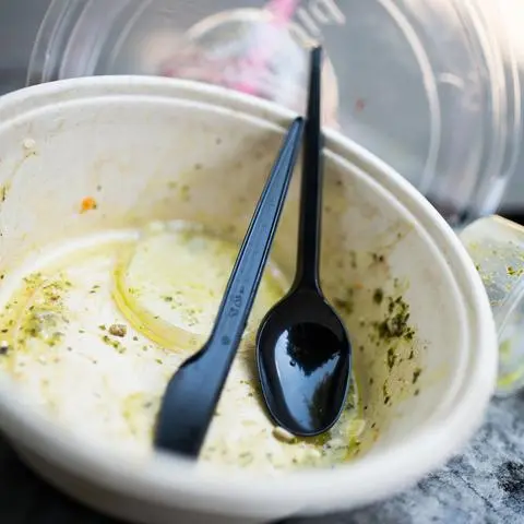Ob Pizza, Suppen, Sushi, Nudeln oder Salate: Fast alles kann man heute als „Takeaway“-Menü bekommen. Und der Trend zum Außerhaus-Konsum steigt an. Was auf der einen Seite Zeit spart, lässt jedoch auf der anderen Seite die Müllberge von Einwegverpackungen wachsen. In Deutschland entstehen täglich rund 770 Tonnen Verpackungsmüll durch „Takeaway“-Einwegverpackungen.