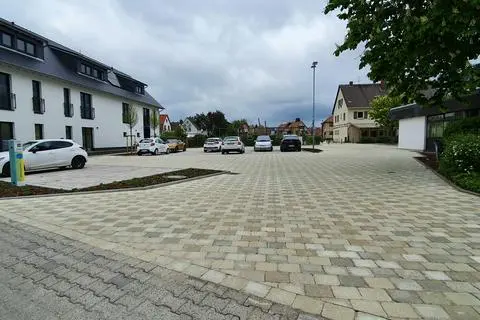 Der fertig gepflasterte Vorplatz des MVZ. Dort wurden zuletzt die Parkplätze gepflastert.