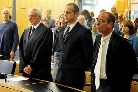 Zu lebenslanger Haft wurde der damals 41-jährige Andreas Darsow (Mitte) 2011 vom Landgericht Darmstadt – hier zwischen seinen Anwälten Bernd Hintze (links) und Christoph Lang – verurteilt. Nun soll es erneut zu einem Prozess kommen, zu einem Zivilprozess.                  Archivfoto: dpa