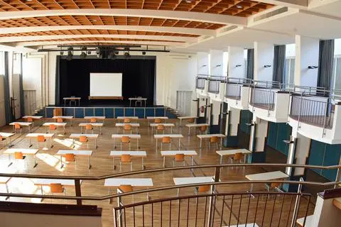 Aus Vereinswelt und Hallen-AG kommt ein erstes Signal zur Zukunft der sanierungsbedürftigen Stadthalle Babenhausen: Die Immobilie soll erhalten und auf Vordermann gebracht werden. Foto: Ursula Friedrich
