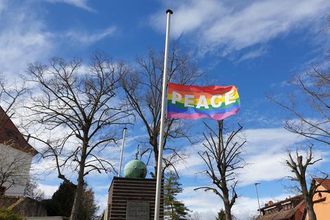 Die örtliche Friedensinitiative hat die Regenbogenflagge am Platz des Gedenkens gehisst. Die Mitglieder treffen sich seit Beginn des Ukrainekriegs dort täglich zur Mahnwache für den Frieden. Friedrich Ulrich Koch