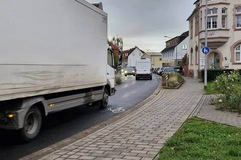 Wie es im Lärmschutzgutachten des Regierungspräsidiums heißt, herrscht in der Frankfurter Straße „extremer Verkehrslärm, auch durch massive Geschwindigkeitsüberschreitungen“.