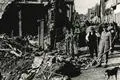 Aufräumarbeiten in der Römerstraße nach dem Bombenangriff vom 2. Oktober 1944.