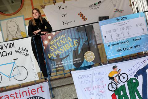 Mission possible: Svenja Platen aus Griesheim steht am Plakat, das ihre Familie am Ludwig-Georgs-Gymnasium aufgehängt hat. Foto: Karl-Heinz Bärtl