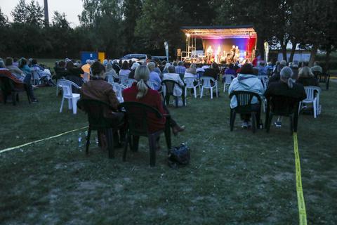 Im Freibad in Groß-Umstadt hat es am Freitag ein Jazz-Konzert mit „Zydelco Annie & Swamp Cats“ und „Huepa!“ für 120 Zuschauer im Freien gegeben. Foto: Guido Schiek
