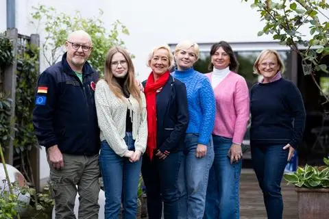 Gemeinsam helfen sie kranken Kindern in Kiew: Fahrer Paul Guire aus Bensheim (von links), Stationsärztin Yulia Kuksa, Sybille van de Ree vom Club Soroptimist International sowie Jevgenia Harmas, Nina Cherechenko und Projektleiterin Charlotte Dittrich. Foto: Leila Martin