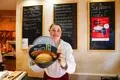 Bei Katja Reuling in der Metzgerei „Alte Schmiede“ in Dieburg kann man beim Mittagstisch die Wurst in der umweltfreundlichen Mehrwegbox mit nach Hause nehmen.