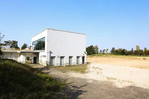 Nur noch dieses Gebäude erinnert dran, dass an dieser Stelle vor zehn Jahren einmal ein Freizeitbad stand.