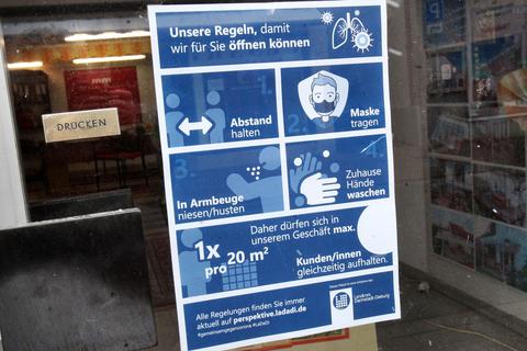 Mit Plakaten weisen Einzelhändler in Pfungstadt auf die Corona-Regeln hin.  Foto: Karl-Heinz Bärtl
