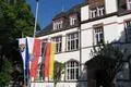 Wehende Fahnen vor dem Rathaus - und drinnen ein Personalkarussell und unbesetzte Stellen durch Fachkräftemangel.