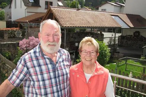 Ernst und Ilse-Lore Spalt auf ihrem Balkon in Seeheim. Heute sind sie auf den Tag genau 60 Jahre miteinander verheiratet. Foto: Jürgen Buxmann