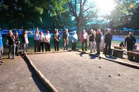 Bei Flutlicht wurden die Spiele mit Spannung verfolgt. Foto: Wißner 