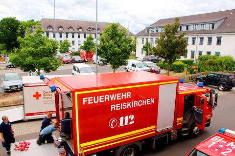 Von der Kreisverwaltung am Riversplatz aus machen sich Helfer mit Fahrzeugen und Technik auf den Weg.  Foto: Landkreis Gießen 