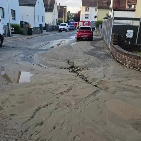 Am Freitagmorgen ist in Bischofsheim im Bereich der Mainstrasse zwischen Schiller- und Friedrich-Ebert-Straße eine Hauptwasserleitung geplatzt. 