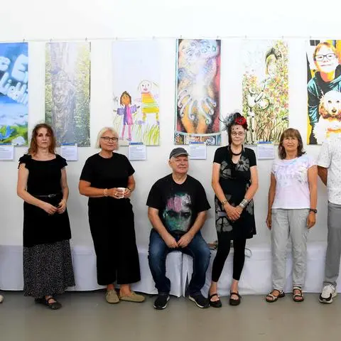 Auf der Vernissage der 7 Säulen der Kunst in Bischofsheim zeigen die Künstler ihre Werke. Dieses Jahr ausgewählt wurden Bärbel Fox (links), Natascha Pranz, Claudia Korbus als Vertreterin der Kita Gutenbergschule, Manfred Strehlow, Claudia Eckstein-Strehlow, Gudrun Eberlein, Alexander Neiß und Julia Stotz.