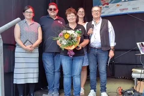  Conny Engert (Mitte) hat den  Bürgerpreis 2024 der Gemeinde Bischofsheim erhalten.