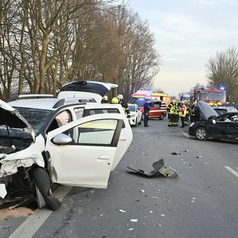 Bei einem schweren Verkehrsunfall mit drei Fahrzeugen auf der Bundesstraße 42 bei Büttelborn sind am frühe Freitagabend fünf Menschen verletzt worden. Foto: Wulf-Ingo Gilbert