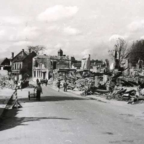 Die schweren Kriegszerstörungen in der Darmstädter Straße in Groß-Gerau zeigt diese Aufnahme. Bei dem Bombenangriff vom 25. auf den 26. August 1944 kamen 28 Einwohner ums Leben, etwa 1000 verloren ihr Obdach.