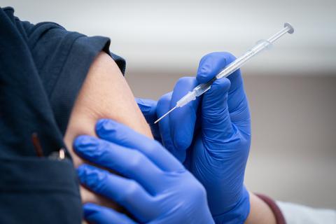 Eine Person wird gegen Corona geimpft.  Foto: dpa