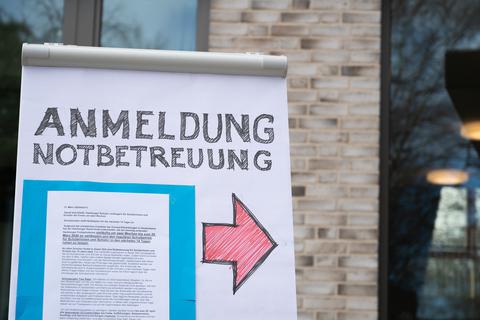 Hinweis zur Anmeldung für die Notbetreuung in einer Grundschule. Foto: dpa