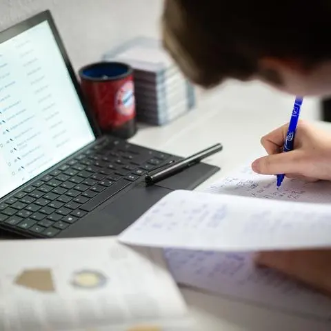 Insbesondere beim Lernen im Distanzunterricht zuhause fehlt vielen Schülern die Rückmeldung ihrer Lehrer.