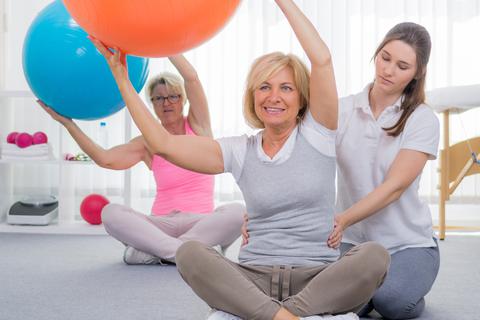 Neben gezielten Atemübungen wird bei „Sport nach Covid-19“ auch die Balance geübt.  Foto: Fotolia 