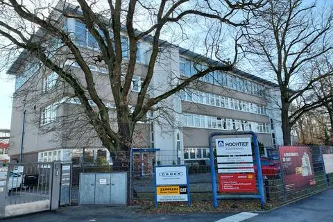 Die Firma „Hochtief“ (das Foto zeigt ihren heutigen Sitz in Walldorf), die Hühnerfarm „Landgut Walldorf“ und die örtliche Forstverwaltung verfügten während des Zweiten Weltkriegs über die meisten Zwangsarbeiter in der damaligen 5.000-Einwohner-Gemeinde. Aber auch in Kleinbetrieben, Privathaushalten und bei Bauern wurden diese eingesetzt.