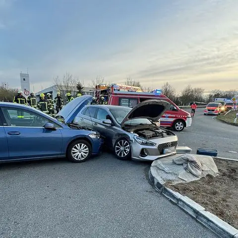 Bei einem Unfall in der Nähe des Feuerwehrgerätehauses in Nauheim sind mehrere Menschen leicht verletzt worden. Die Kollision hatte sich am Mittwoch gegen 16.45 Uhr ereignet.