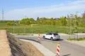 Das Gewerbegebiet „Auf dem Forst“ in Wolfskehlen soll in Richtung Norden erweitert werden. Dort will die Firma Riese & Müller bauen. Im Vordergrund zu sehen ist der Park&Ride-Parkplatz an der Bahnlinie.