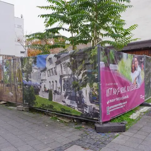 Bunte, schöne Bilder versperren in der Marktstraße den Blick auf das hässliche Dahinter.