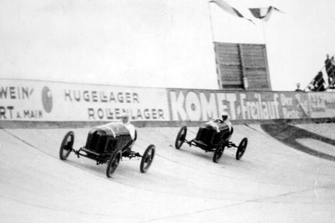 Fritz von Opel in der Nordkurve vor Carl Jörns.Die Steilkurven haben jeweils 32 Grad Erhöhung und ermöglichen so bis zu 140 km Höchstgeschwindigkeit. Foto: Archiv Adam Opel GmbH 