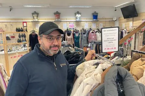 Hamza Malik organisiert gerade den Ausverkauf in der Bahnhofstraße 41.