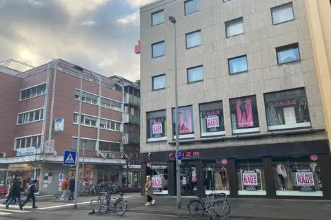 Alles muss raus. Das Modegeschäft Faiza zieht innerhalb der Bahnhofstraße um.