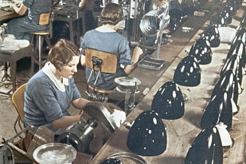 Zum ersten Mal in Farbe: Bei Opel in Rüsselsheim entstanden die ersten Farbfotografien aus der Industrieproduktion. Dieses Bild zeigt Frauen bei der Scheinwerfermontage. Foto: Dr. Paul Wolff & Tritschler, Historisches Bildarchiv, 77654 Offenburg,