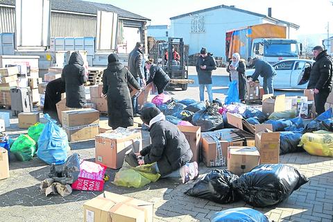 Den ganzen Vormittag wurden gestern die Spenden für die Erdbebenopfer in der Türkei auf dem Gelände der Firma IBR in Frickhofen abgegeben und  wo über 20 Helferinnen und Helfer dabei waren diese umzupacken.