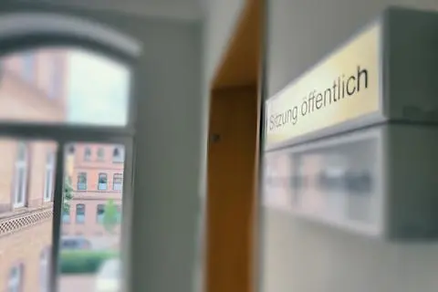 Saal 129 im Limburger Landgericht: Hier findet der Prozess im Fall der toten Frohnhäuserin gegen drei Angeklagte statt. Vor Gericht werden Audionachrichten abgespielt und Chatnachrichten gezeigt. (Archivbild) 