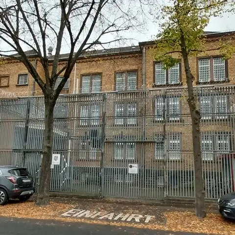 Der Hauptangeklagte ist aktuell in der Justizvollzugsanstalt in Limburg untergebracht. Von dem Gebäude aus gibt es einen direkten Zugang zum Sitzungssaal des Landgerichts Limburg, an dem seit dem 1. Oktober in einem Mammutprozess mit alleine 14 Sitzungen in diesem Jahr der Mord an einer 26-jährigen Frohnhäuserin, mutmaßlich begangen am 13. Februar 2023, verhandelt wird.