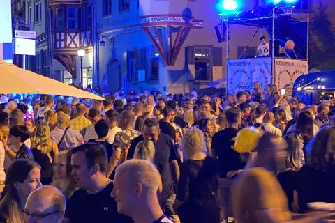 Im vergangenen Sommer legten auf dem Altstadtfest in Limburg DJs Musik auf; aus Kostengründen spielten keine Live-Bands.