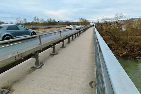 Die Lichfield-Brücke (B 8) in Limburg führt über die Lahn und muss erneuert werden.