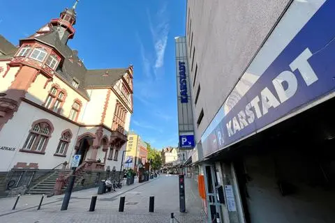 Das Karstadt-Kaufhaus mit dem Parkhaus liegt in der Fußgängerzone direkt gegenüber vom historischen Rathaus in Limburg.