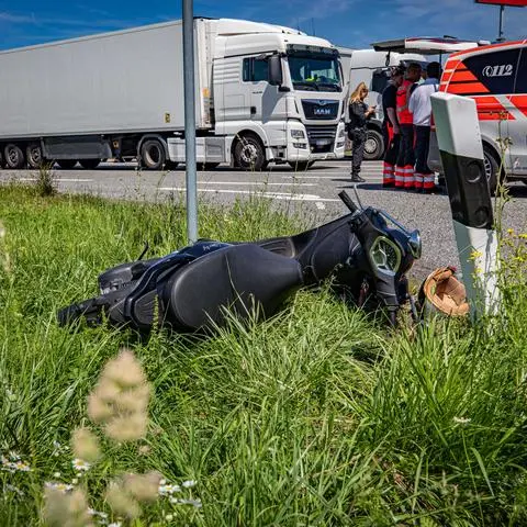 Bei einem Unfall auf der Bundesstraße 8 am Limburger ICE-Gebiet ist die Fahrerin eines Piaggio-Rollers unter einem Lkw eingeklemmt worden und hat dabei schwerer Verletzungen erlitten.