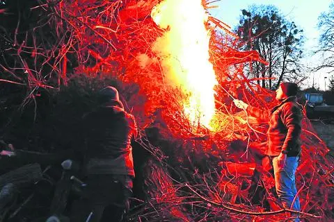 Wochen der Proteste in Limburg-Weilburg: Mahnfeuer von Landwirten in Weilburg werden von Rechten besucht. 