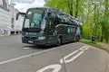 Ein französischer Reisebus steht auf einem der Parkplätze an der Busempfangsstation am Katzenturm.