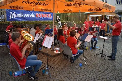 Nach einer Andacht in der evangelischen Kirche Runkel sorgt zum Auftakt des Weinfestes des Musikvereins Runkel das Jugendorchester unter der Leitung von Peter Wengel jun. für eine großartige musikalische Unterhaltung.