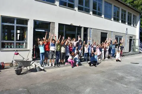 Das äußere Erscheinungsbild hat sich im Laufe der Umbauarbeiten deutlich verändert. Die Grundschüler freuen sich darüber, dass sie in absehbarer Zeit direkt in ihrer Schule zu Mittag essen können und die Nachmittagsbetreuung noch verbessert wird. Das Foto ist am Montag, also einen Tag vor der Einschulung der neuen Erstklässler, entstanden.
