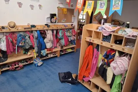 Die Gardrobe in der Kita Pusteblume ist nahezu voll belegt. 95 Kinder sind derzeit in der Einrichtung untergebracht.
