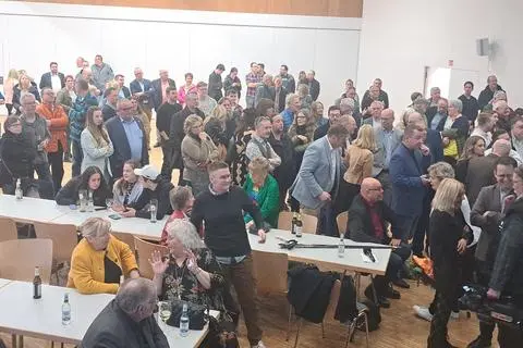 Rund 200 Leute verfolgten die Auszählungen in der König-Konrad-Halle.