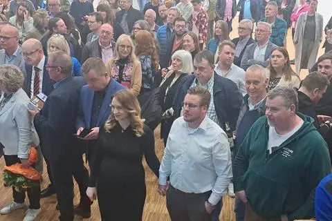 Gespannt schauen Alicia Bokler und Jörg Schmidt (vorne) auf die Leinwand in der König-Konrad-Halle.