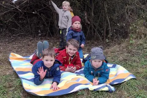 Die Kinder genießen den Vormittag auf einer großen Wiese mit Blick auf Weinbach.